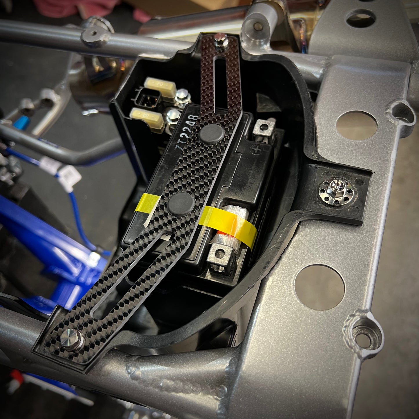 YAMAHA YFZ450R CARBON FIBER BATTERY BRACE PLATE